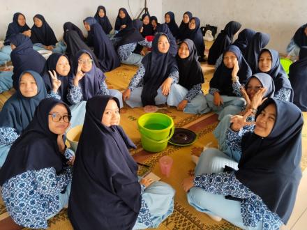 Siswa-siswi SMPIT Bina Umat Belajar Pengelolaan Sampah di Plumbungan